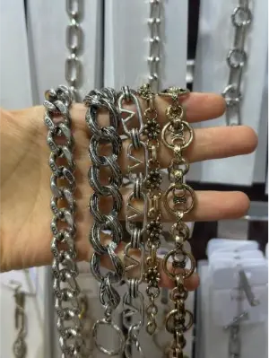 Miksi käsintehdyt metalliseosketjut ovat edelleen suosittuja muotikoruissa?
