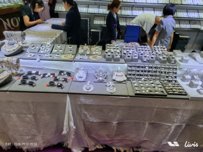 Kunyu Jewelry Design Team vierailee SEASONS Fashion Jewellery Fair -messuilla Hongkongissa